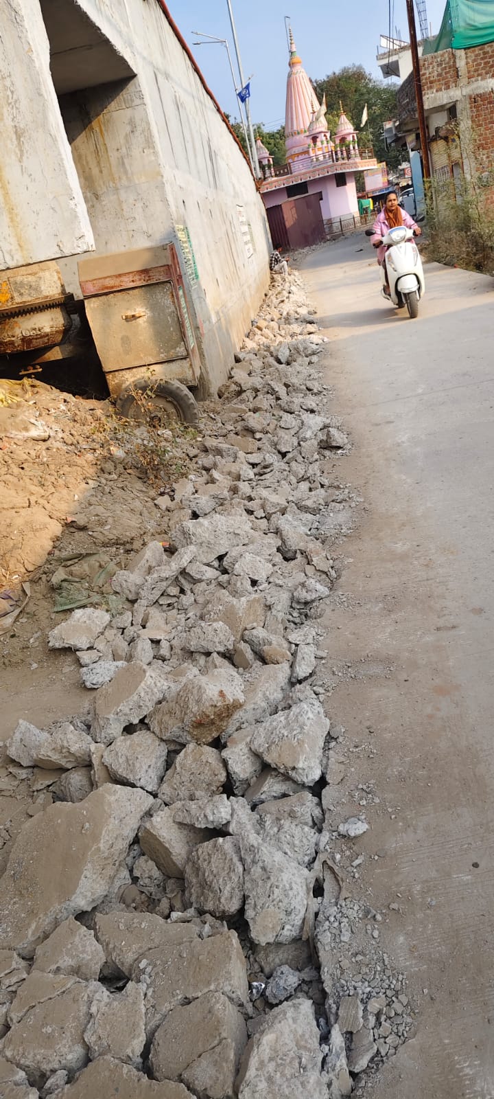 नलजल योजना के नाम पर सांची की सड़कें छलनी, खुदाई का सिलसिला थमने का नाम नहीं ले रहा।घर-घर जल अब भी अधूरा, लेकिन लाखों की पक्की सड़कें बदहाल; हादसों का खतरा बढ़ा