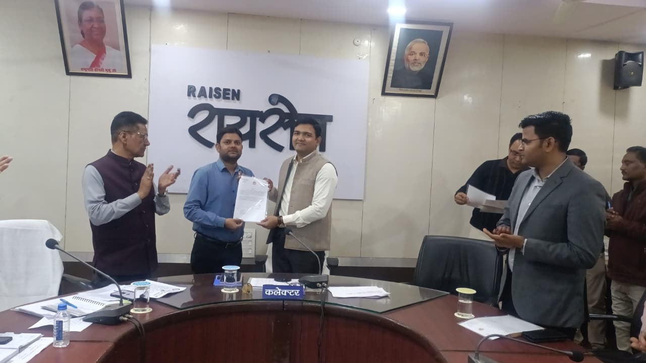 संकल्प से समाधान अभियान‘‘ शिविरों के सफल आयोजन हेतु कलेक्टर श्री विश्वकर्मा ने अधिकारियों को दिए निर्देशशिविरों में प्राप्त आवेदनों का कराएं त्वरित निराकरण, हितग्राहियों को मिले योजनाओं का लाभटीएल बैठक में कलेक्टर श्री विश्वकर्मा ने की विभागीय गतिविधियों, अभियानों तथा सीएम हेल्पलाईन की समीक्षा