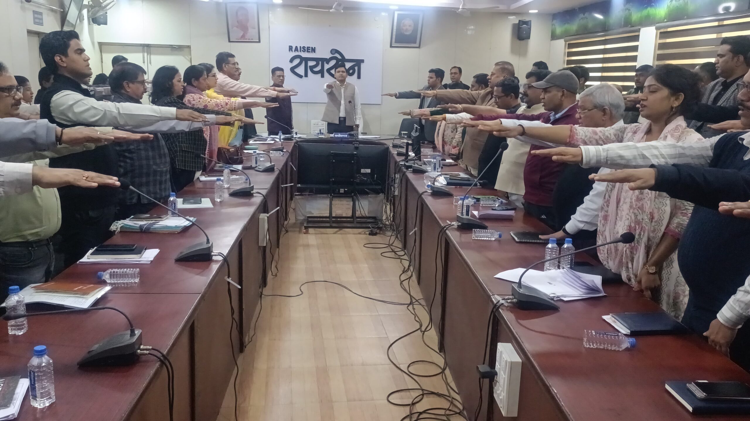 कलेक्टर श्री विश्वकर्मा ने अधिकारियों-कर्मचारियों को दिलाई मतदाता दिवस की शपथ