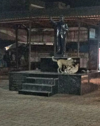 संविधान निर्माता बाबा साहब की प्रतिमा उपेक्षा का शिकार, चबूतरे पर कुत्तों का जमघट।सांची बसस्टैंड परिसर में स्थापित प्रतिमा की सुरक्षा व देखरेख के अभाव पर उठे सवाल