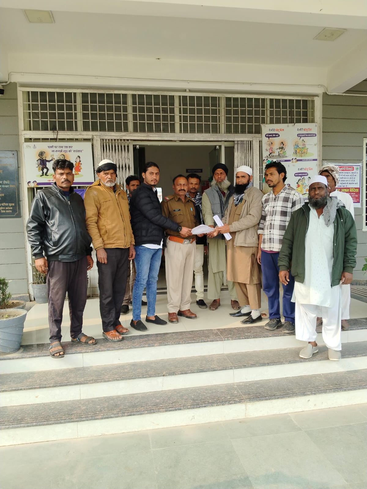 दावे–आपत्ति के दौर में मतदाताओं में हड़कंप, फर्जी आपत्तियों से बढ़ी बेचैनीमतदाता सूची से नाम कटने के भय से लोग दे रहे ज्ञापन, गुलगांव से एसडीएम को सौंपने ज्ञापन पहुंचे लोग