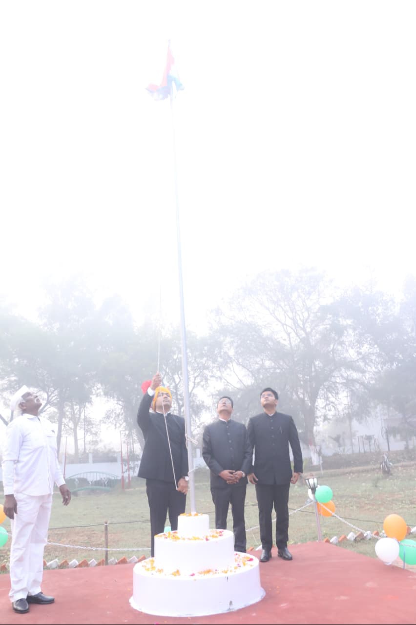 कलेक्ट्रेट कार्यालय में कलेक्टर श्री विश्वकर्मा ने फहराया राष्ट्रीय ध्वज