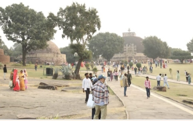 नववर्ष के पहले दिन सांची स्तूप परिसर में उमड़ा जनसैलाब।पर्यटकों की भारी भीड़ से खचाखच भरा परिसर, यातायात और सुरक्षा व्यवस्था में जुटा प्रशासन।