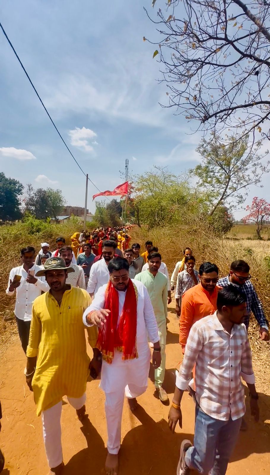 विशाल चुनरी यात्रा ग्राम बेल्दी में निकाली गई।