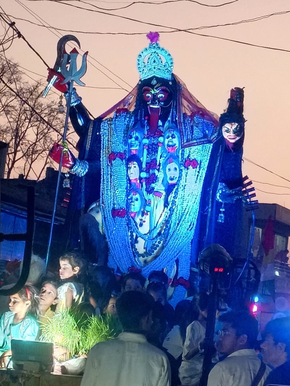 नम आंखों हजारों की भीड़ ने महाकाली को दी विदाई,