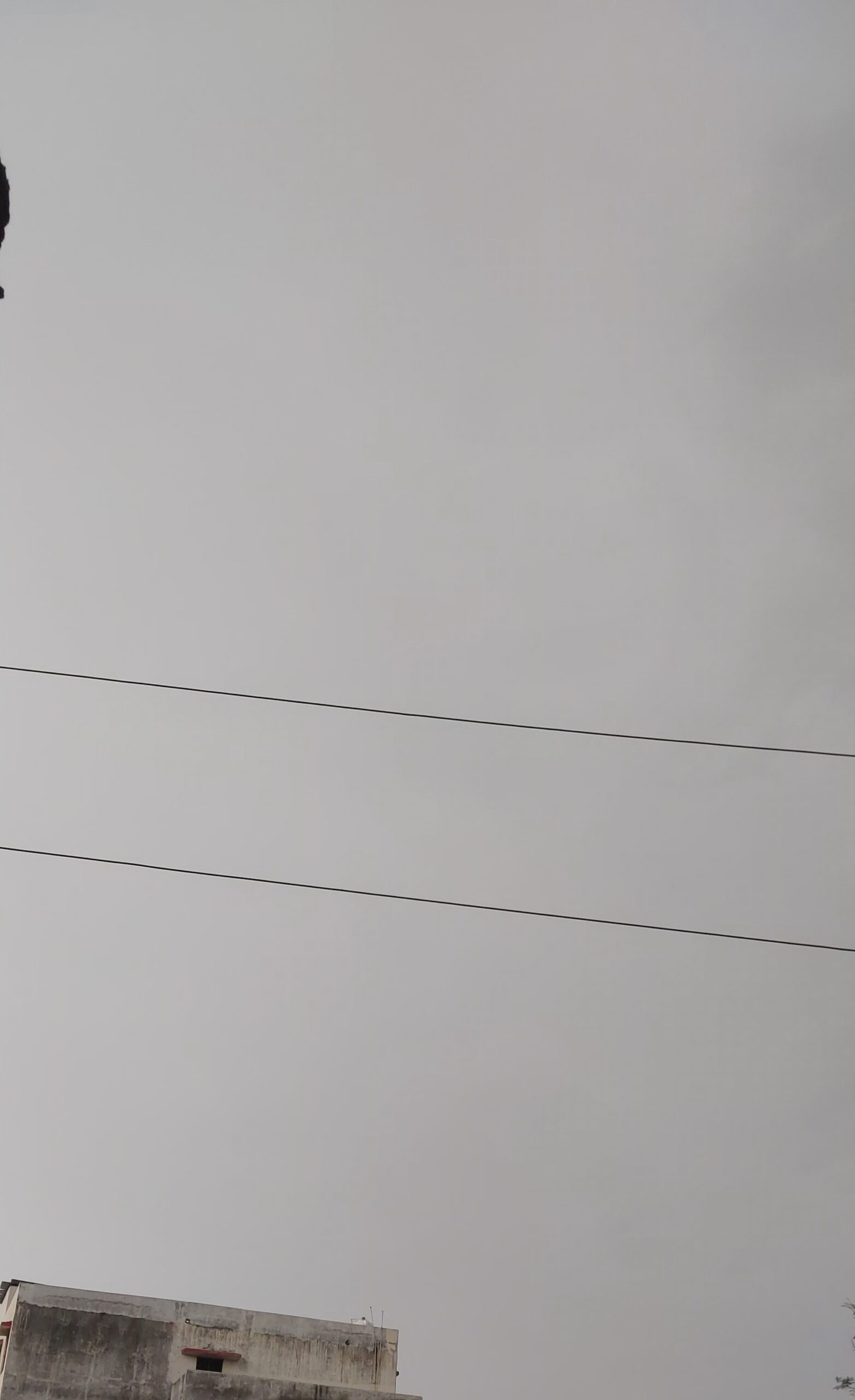 कटाई के वक्त मौसम की मार: बादलों की गड़गड़ाहट से किसानों की बढ़ी चिंता।बेमौसम बारिश और तेज हवाओं ने तैयार फसलों पर मंडराया संकट, हार्वेस्टिंग कार्य ठप