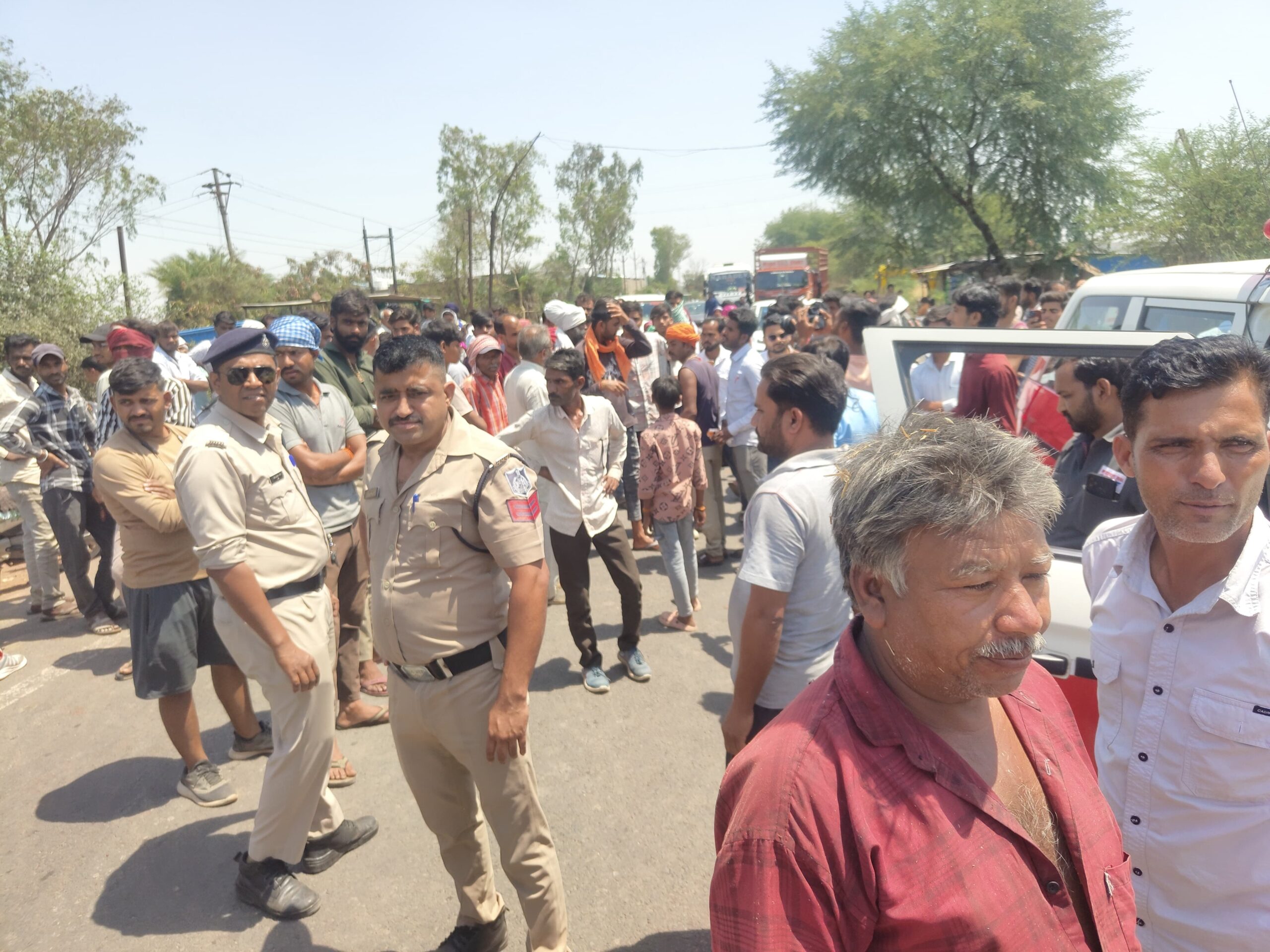 राशन न मिलने से भड़के ग्रामीण, रायसेन रोड पर किया चक्का जाम।फरवरी से गेहूं वितरण बंद, प्रशासन ने जांच के दिए आदेश ।