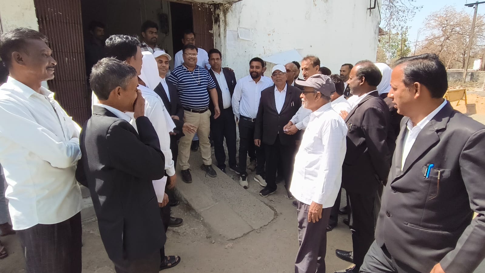 एल पी जी, बिजली के दामों में बढ़ोत्तरी तथा गैस, पेट्रोल की किल्लत को लेकर ब्लॉक कांग्रेस ने सौंपा ज्ञापन