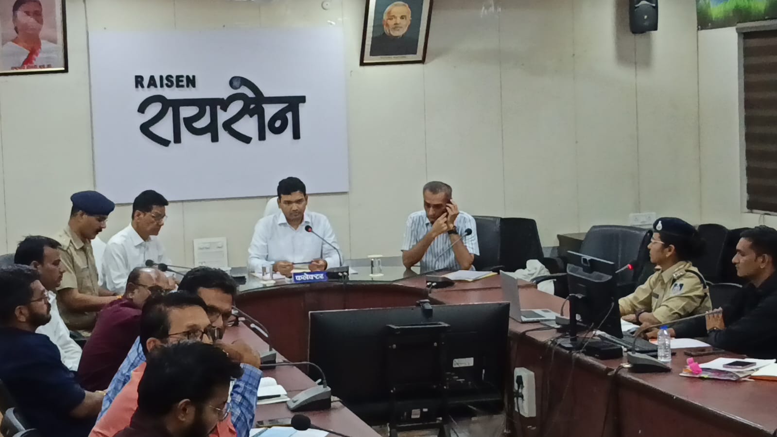 कलेक्टर श्री विश्वकर्मा की अध्यक्षता में जिला सड़क सुरक्षा समिति की बैठक सम्पन्न