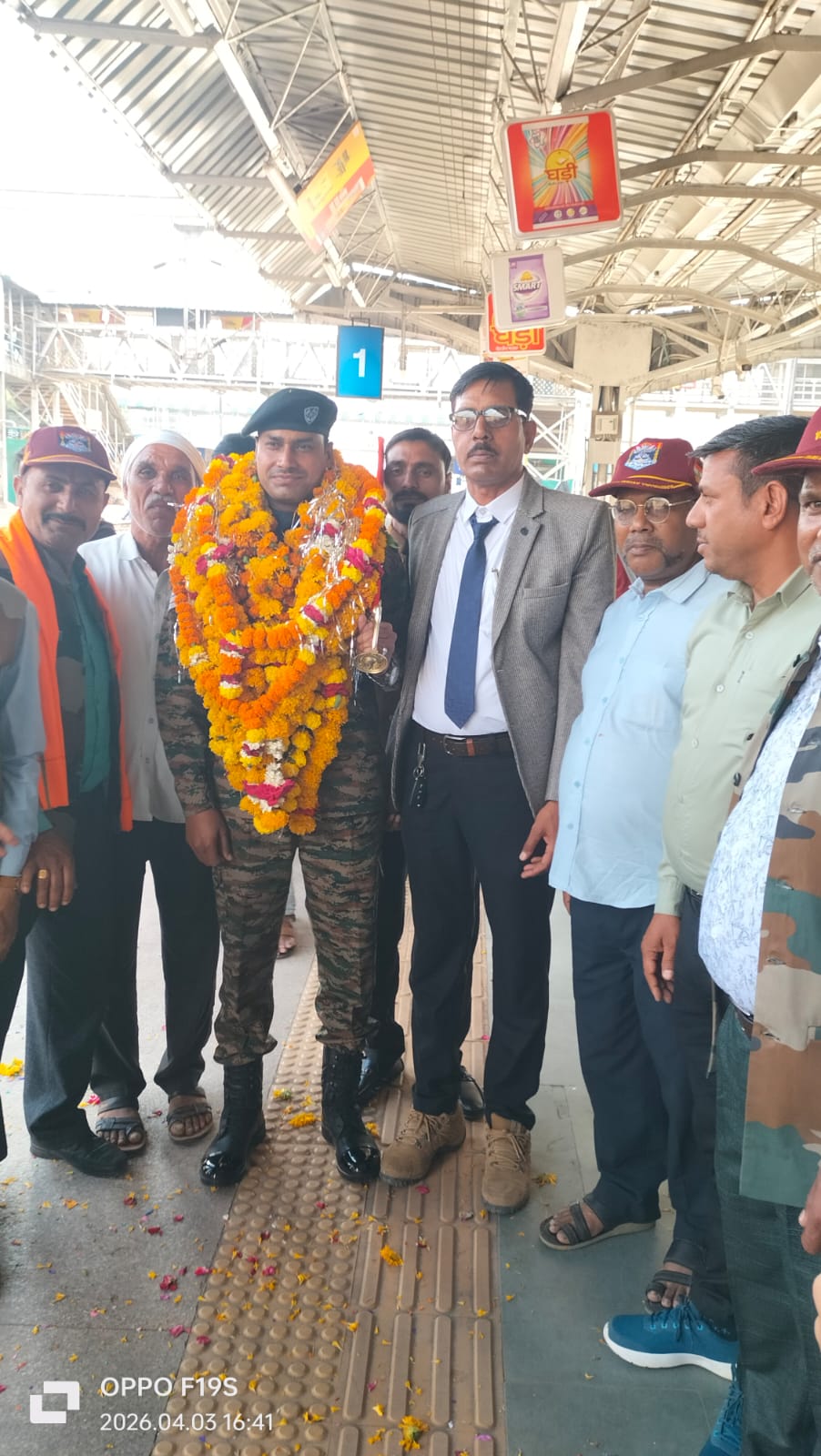 22 साल की सेवा के बाद सैनिक धीरज सिंह राजपूत का भव्य स्वागत।विदिशा रेलवे स्टेशन पर पूर्व सैनिकों व परिजनों ने किया गर्मजोशी से अभिनंदन।