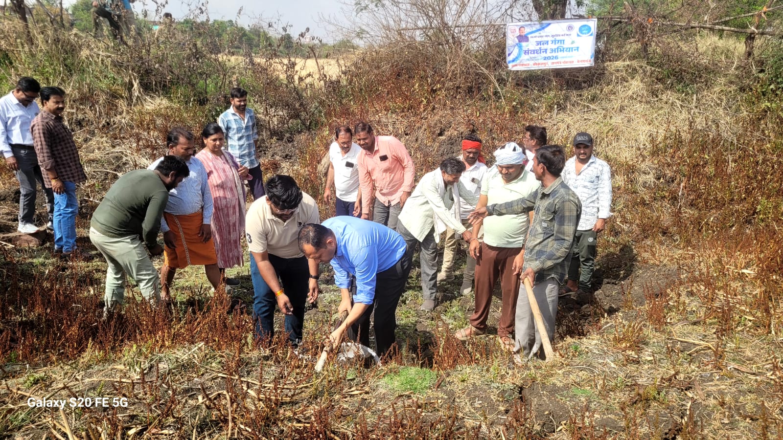 जिले में चलाए जा रहे जल गंगा संवर्धन अभियान के तहत बुधवार को बेगमगंज जनपद पंचायत की ग्राम पंचायत कोकलपुर में प्राचीन तालाब की पाल की मरम्मत का कार्य