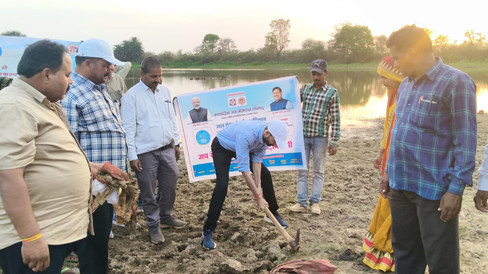 जल गंगा संवर्धन अभियान के तहत ग्राम पंचायत चिल्हारी में कलश पूजन कर किया गया श्रमदान