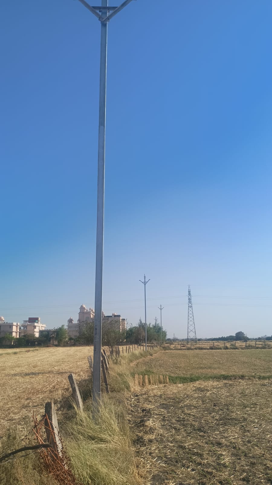 VIP लाइन के लिए किसानों के खेतों में गाड़े जा रहे बिजली पोल, विरोध के स्वर तेज।निजी होटल को लाभ पहुंचाने के आरोप, प्रशासन बोला—जांच के बाद ही होगा निर्णय