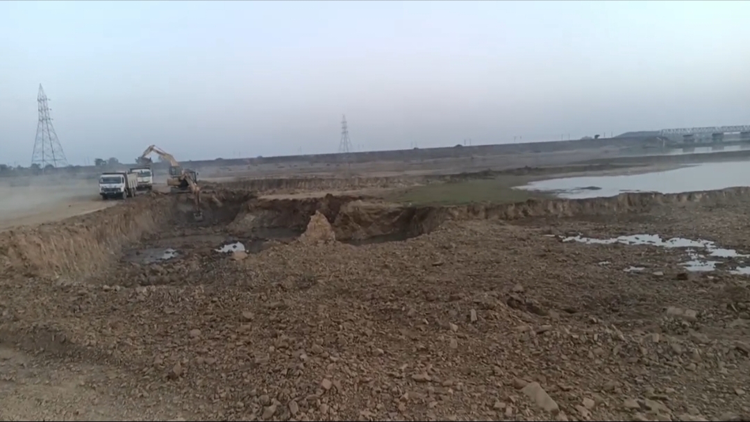 सोन नदी पुल निर्माण कार्य में किया जा रहा अवैध मिट्टी खुदाई