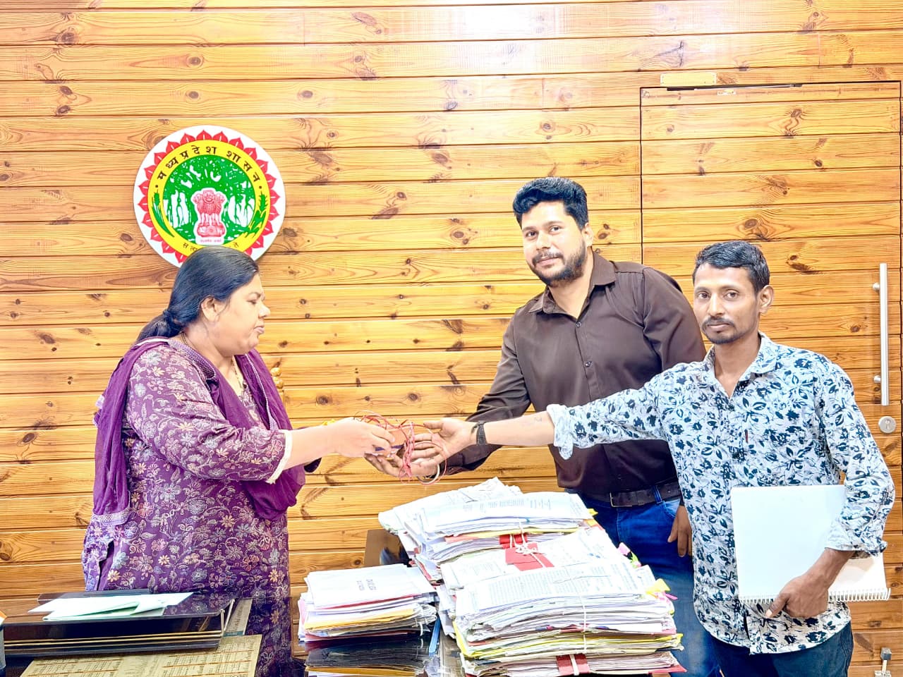 पशु-पक्षियों की प्यास बुझाने में नागरिक निभाए अपना कर्तव्य – कमिश्नर सुरभि गुप्तायुवाओं की टोली ने कमिश्नर को भेंट किया सकोरा, कार्यों की दी जानकारी