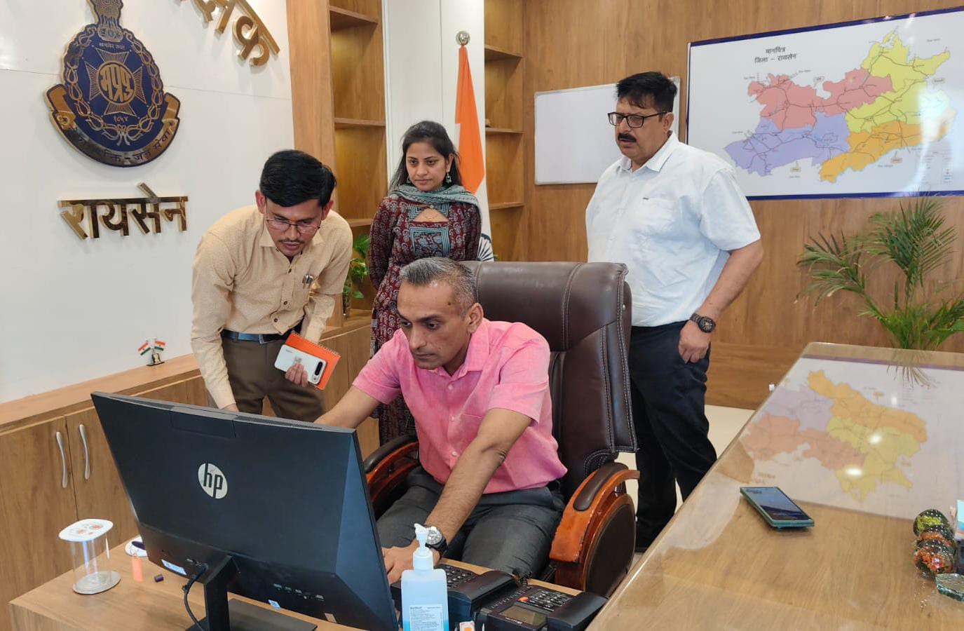 पुलिस अधीक्षक, अपर कलेक्टर, एसडीएम सहित अन्य अधिकारियों ने भरा अपना स्वगणना फॉर्म