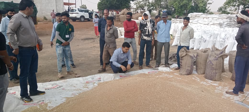 कलेक्टर श्री विश्वकर्मा ने रतनपुर, पैमत, मानपुर सहित अन्य उपार्जन केन्द्रों का किया आकस्मिक निरीक्षणउपार्जन प्रक्रिया, उपज की गुणवत्ता, बारदाने की उपलब्धता सहित व्यवस्थाओं का लिया जायजा