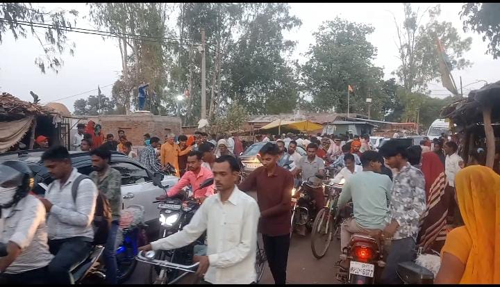 सप्ताहिक हाट बाजार गुरुवार को चिल्हारी में लगता भीषण जाम।