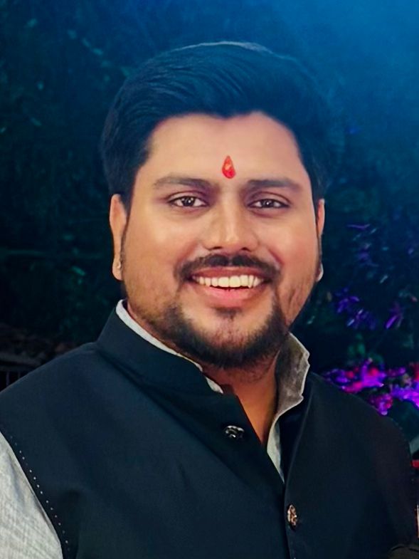 सांस्कृतिक अपमान’ के खिलाफ सड़क पर उतरे युवा; लेंसकार्ट की ‘ग्रूमिंग पॉलिसी’ का पुरजोर विरोध