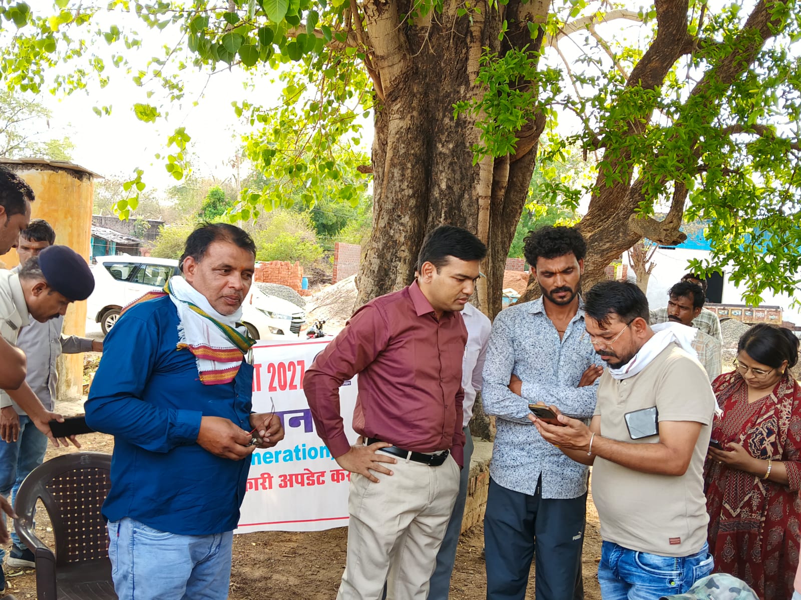 कलेक्टर श्री विश्वकर्मा ने कोटरा और मेढकी में डोर टू डोर स्वगणना कार्य का किया निरीक्षणग्रामीणों को कलेक्टर द्वारा स्वयं बताई गई मोबाइल पर स्वगणना फॉर्म भरने की प्रक्रियानागरिकों को 30 अप्रैल 2026 तक स्व-गणना हेतु पोर्टल पर उपलब्ध कराई गई विशेष सुविधा