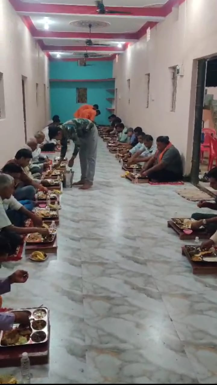 बफर की जगह बैठाकर भोजन कराना बना चर्चा विषय