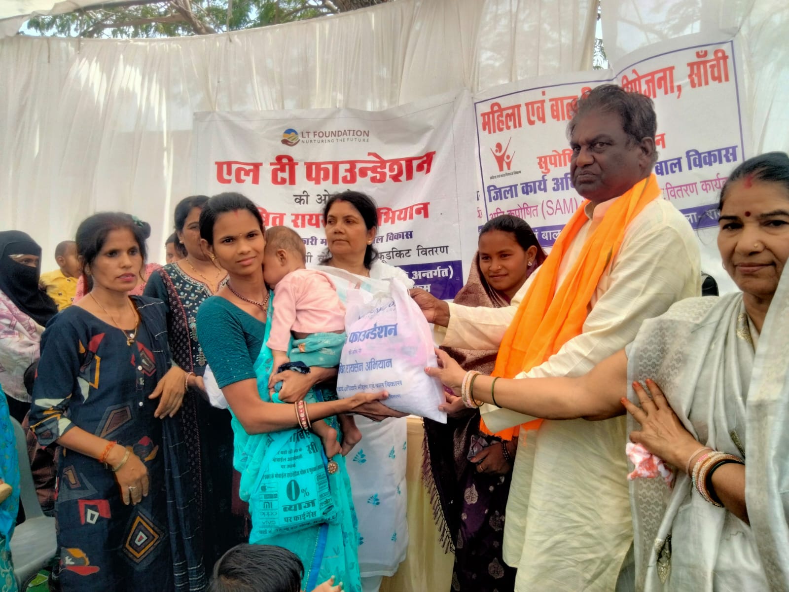 ढकना-चपना में महिला बाल विकास विभाग द्वारा कुपोषण मुक्ति अभियान आयोजितपूर्व मंत्री एवं विधायक डॉ. प्रभुराम चौधरी ने किया शुभारंभ, 30 बच्चों को वितरित की गई फूड किट
