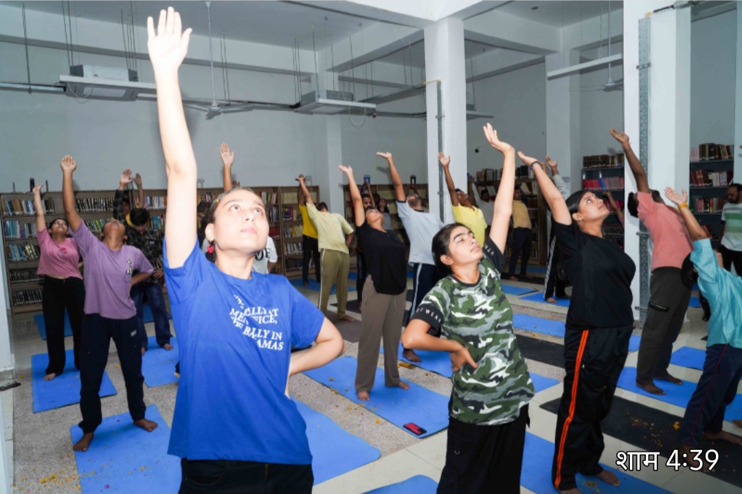 साँची विश्वविद्यालय में योगाभ्यास एवं योगिक क्रियाओं का प्रदर्शन, 60 पौधों का रोपणकिया।अंतरराष्ट्रीय योग दिवस पर योग, पंचकर्म, नेचुरोपैथी और स्वस्थ जीवनशैली का दिया संदेश
