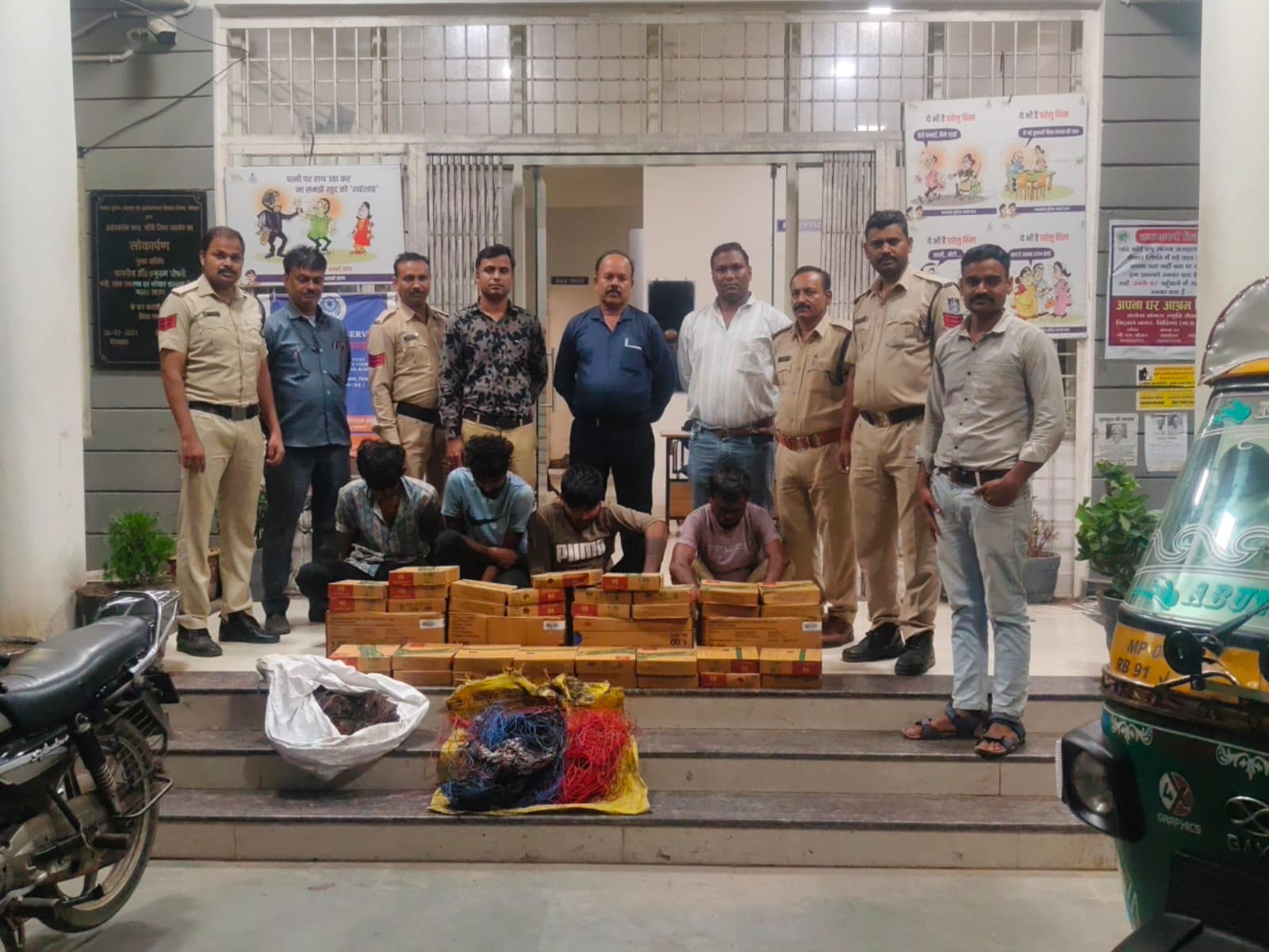निर्माणाधीन होटल से बिजली के तार चोरी का खुलासा, सांची पुलिस ने चार आरोपियों को किया गिरफ्तार।दो लाख रुपये का चोरी गया माल, नगदी, ऑटो और मोटरसाइकिल बरामद; 16 दिन में पुलिस ने सुलझाया मामला