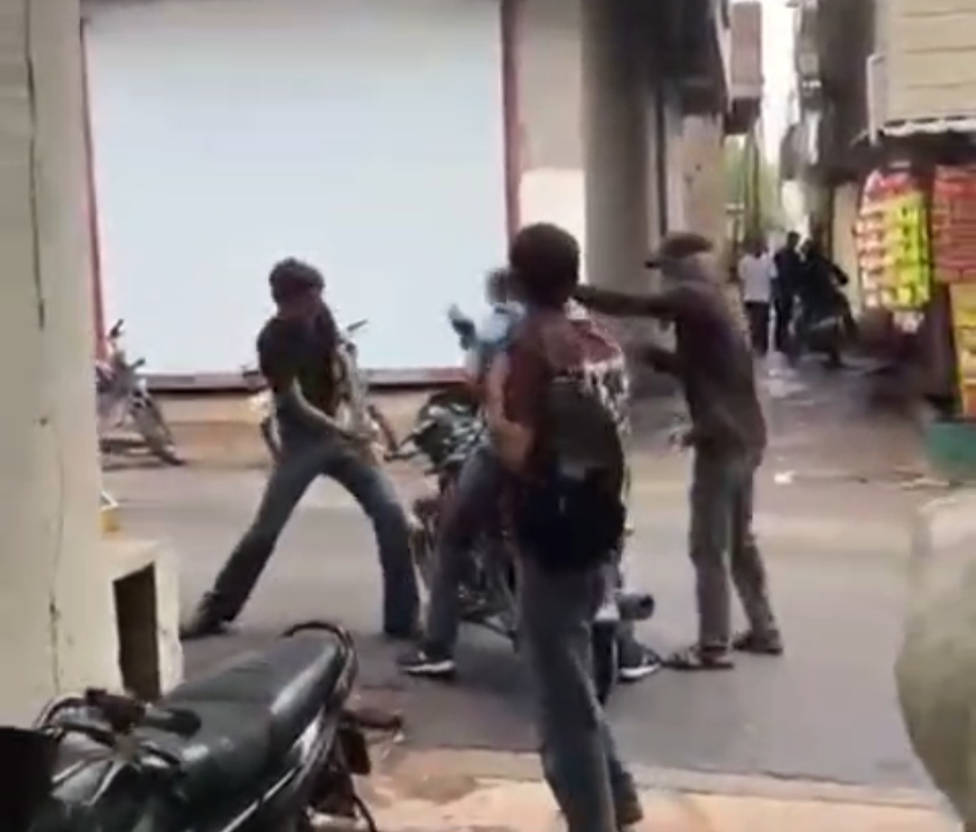 Vidisha News: कोचिंग जा रहे छात्र के साथ बेरहमी से मारपीट, वीडियो वायरल होने के बाद पुलिस ने दर्ज किया मामला