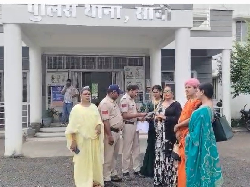 जान से मारने की धमकी का आरोप, किन्नरों ने थाना प्रभारी को सौंपा ज्ञापन।सांची और रायसेन के किन्नर समुदाय के बीच क्षेत्राधिकार को लेकर विवाद; पुलिस से सुरक्षा और कार्रवाई की मांग