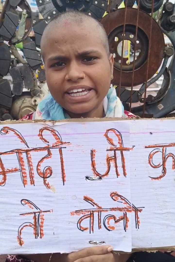 विदिशा में छात्रा का धरना: दिल्ली में छात्रों पर लाठीचार्ज के विरोध में गांधी चौक पर बैठीं शिवानी, प्रशासन ने समझाइश देकर भेजा घर