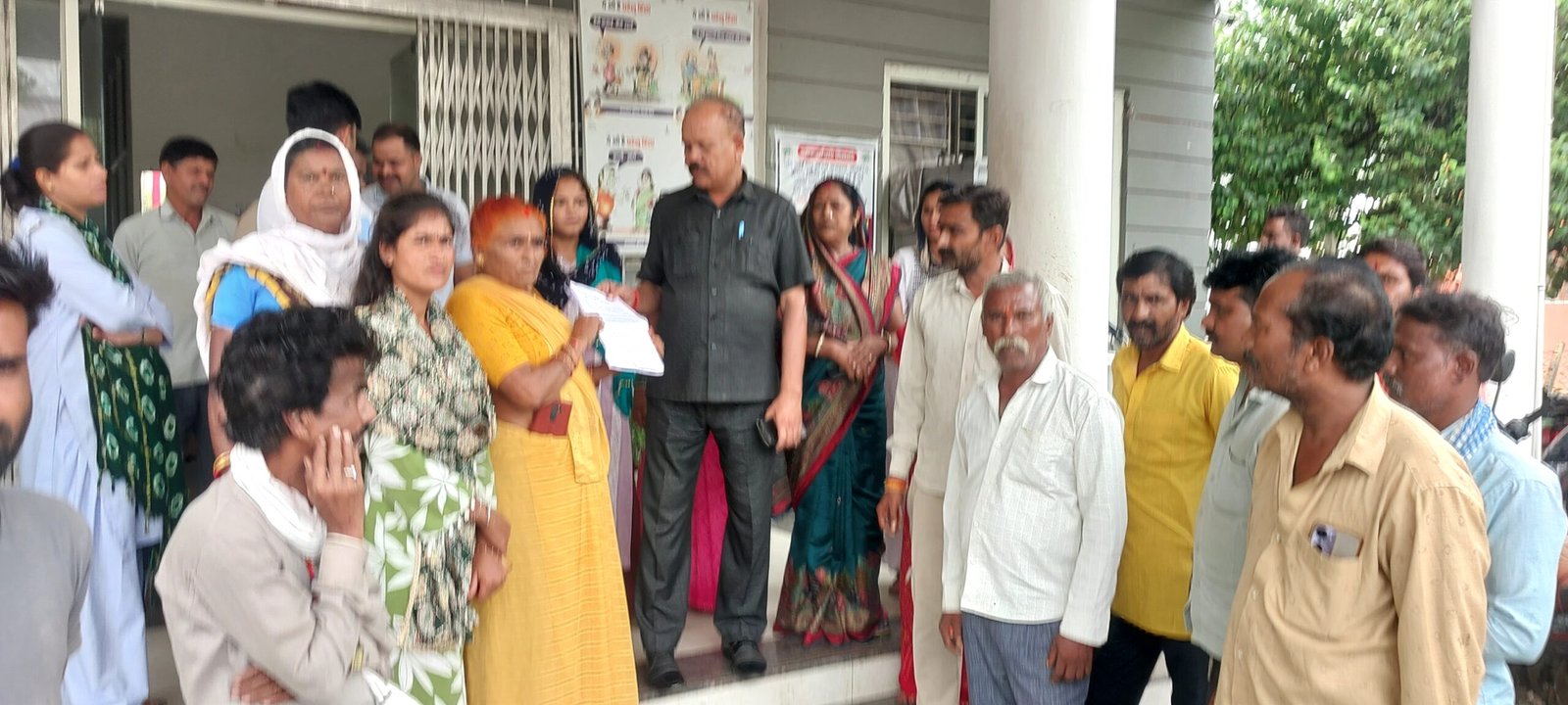 सूखा करार में बाहरी महिलाओं से देह व्यापार का आरोप, ग्रामीणों ने थाना प्रभारी को सौंपा आवेदन