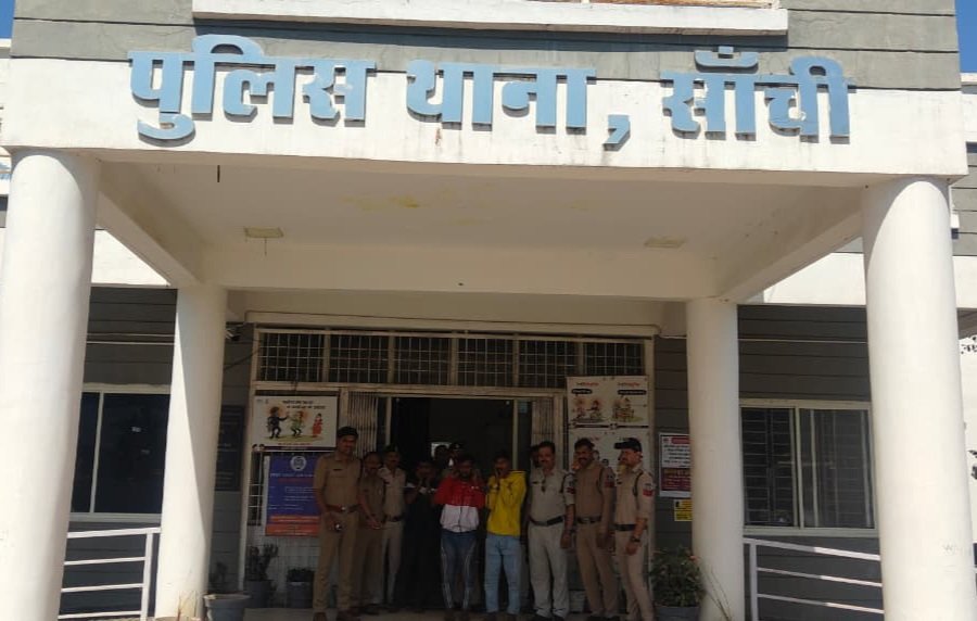 देह व्यापार की शिकायत पर ग्रामीणों ने थाना प्रभारी को सौंपा आवेदनग्राम सूखा करार में बाहरी महिलाओं की गतिविधियों पर जताई आपत्ति, पुलिस ने जांच के बाद कार्रवाई का दिया आश्वासन