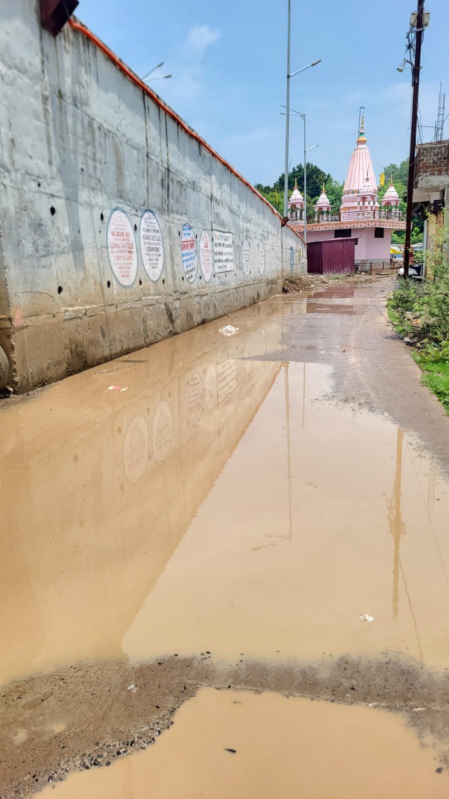 बारिश पूर्व तैयारियों की खुली पोल, जल निकासी के अभाव में कॉलोनी के रहवासी परेशान।वार्ड क्रमांक 14 की कॉलोनी में सड़क पर भरा गंदा पानी, कई बार शिकायत के बाद भी नहीं हुई स्थायी व्यवस्था