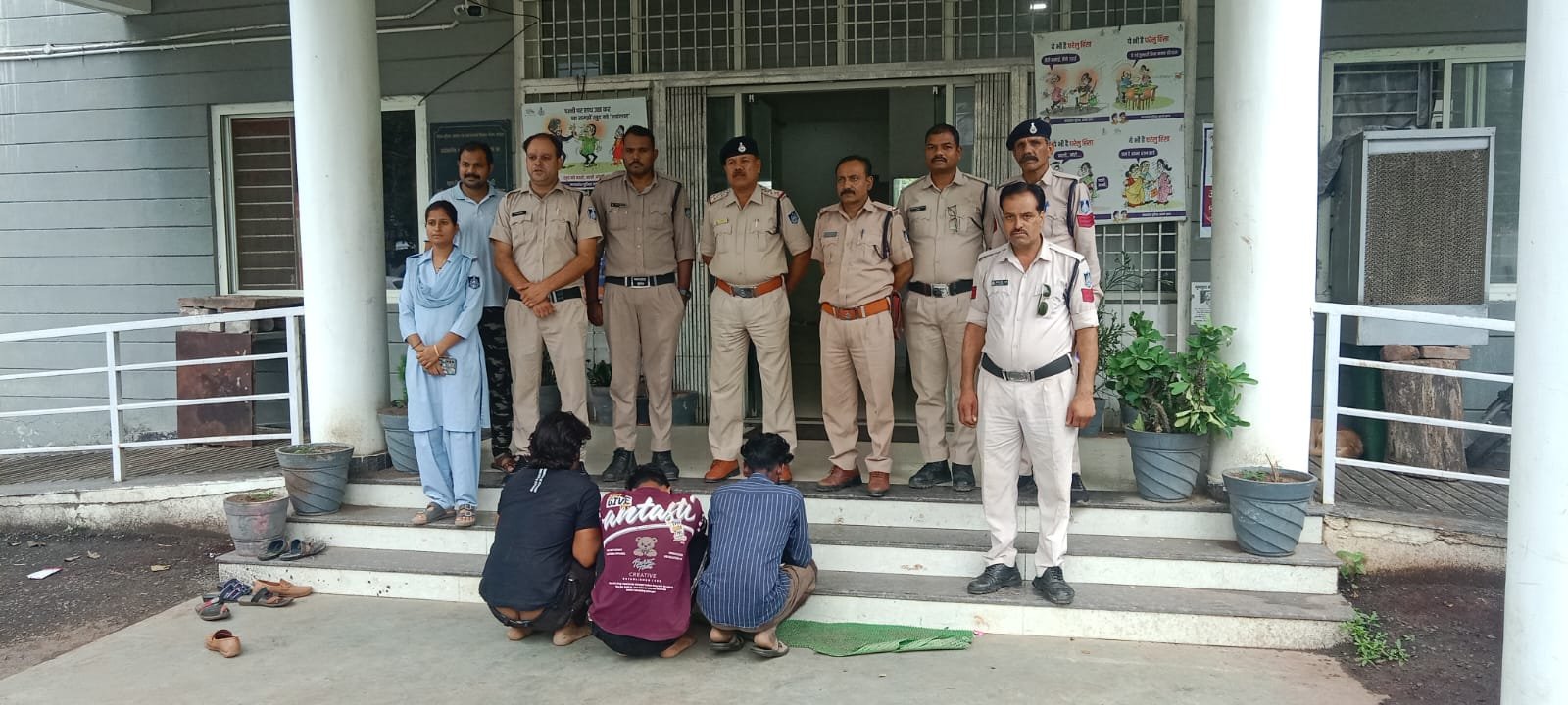 लूट की वारदात के तीन आरोपी चंद घंटों में गिरफ्तार, नगदी व सामान बरामद।मढ़ा के पास किसान से लूट की घटना के बाद सांची पुलिस की त्वरित घेराबंदी, वारदात में प्रयुक्त बाइक भी जब्त