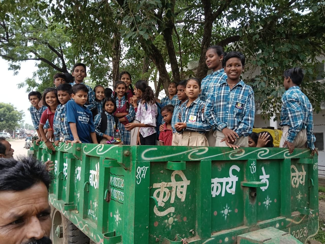 ट्रॉली में देश का भविष्य: विदिशा में संदीपनि विद्यालय के छात्र ट्रैक्टर-ट्रॉली से पहुंच रहे स्कूल, शिक्षा व्यवस्था पर उठे सवाल