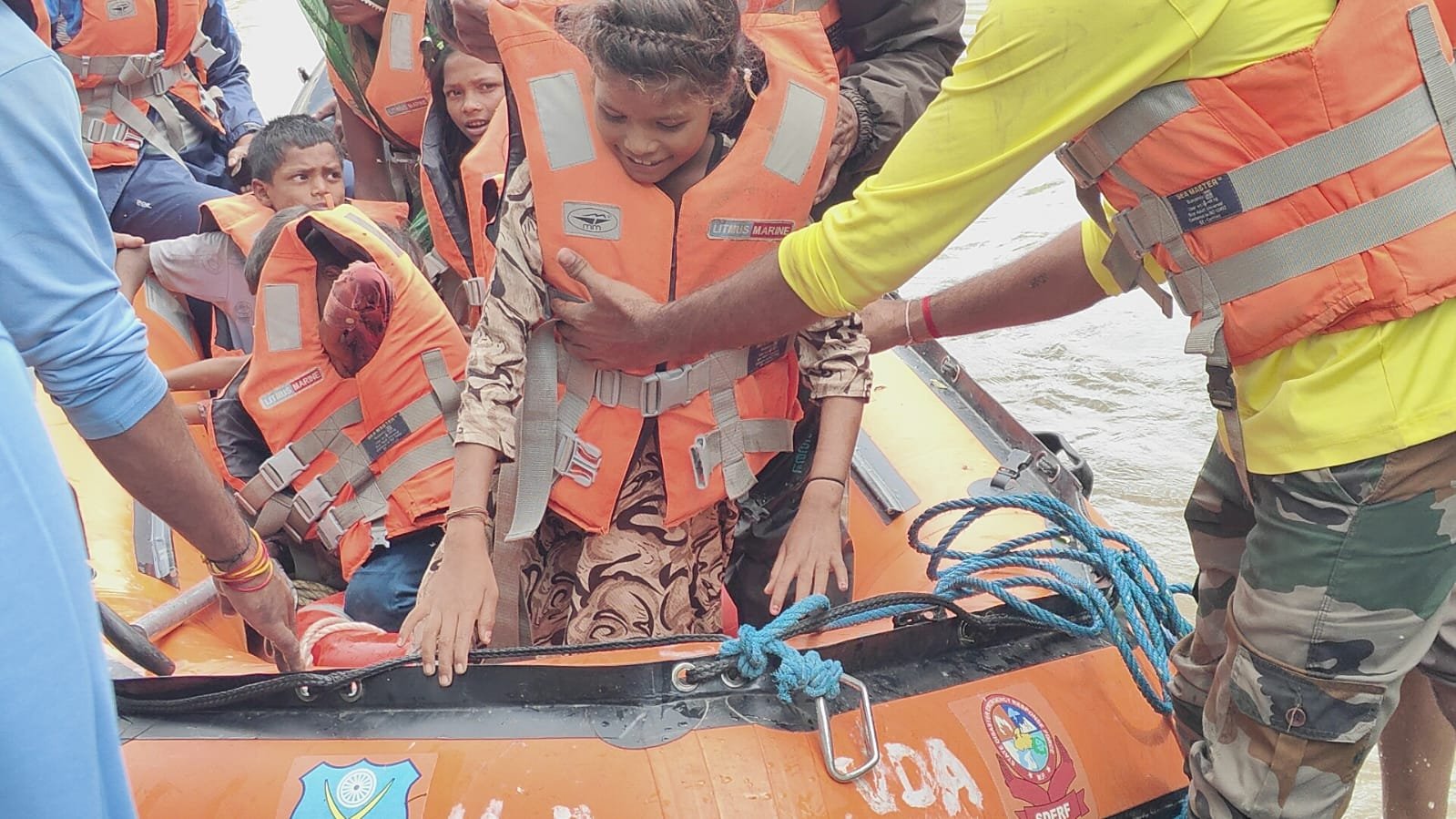 पथरिया गांव में जलभराव के बीच फंसे 4 लोगों और 7 गौवंश का SDERF ने किया सफल रेस्क्यू