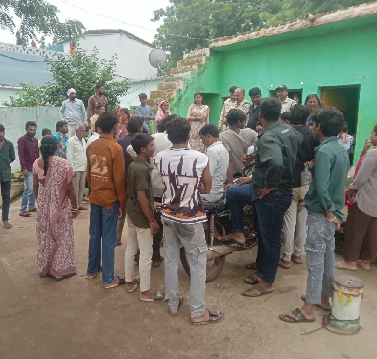 सूखा करार गांव में पुलिस ने लगाई ग्राम चौपाल, ग्रामीणों की शिकायतों पर अवैध गतिविधियों के खिलाफ दी चेतावनी
