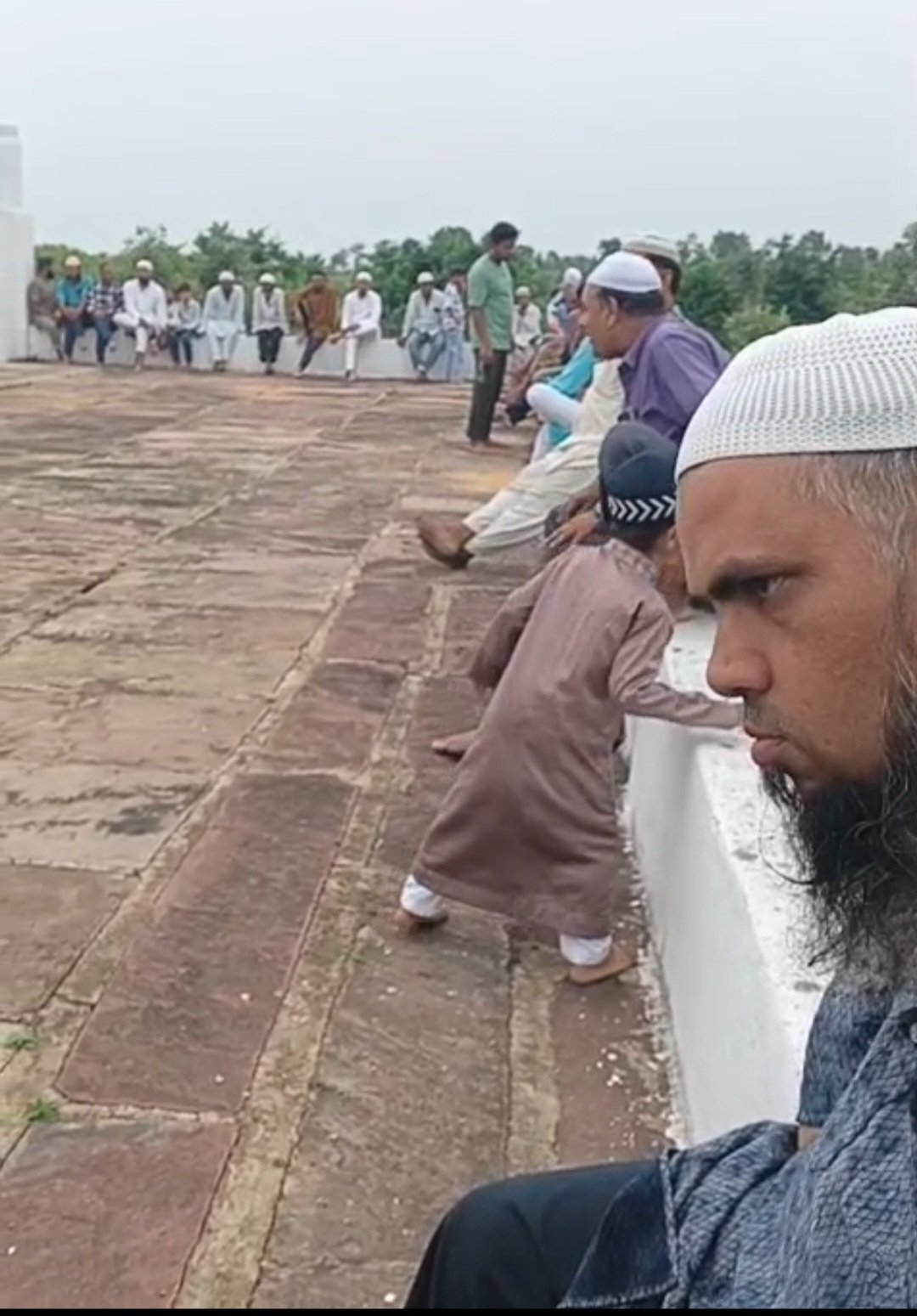 बारिश के लिए ईदगाह में उठे दुआओं के हाथगुलगांव में बारिश नहीं होने से बढ़ी चिंता, मुस्लिम समाज ने अदा की नमाज
