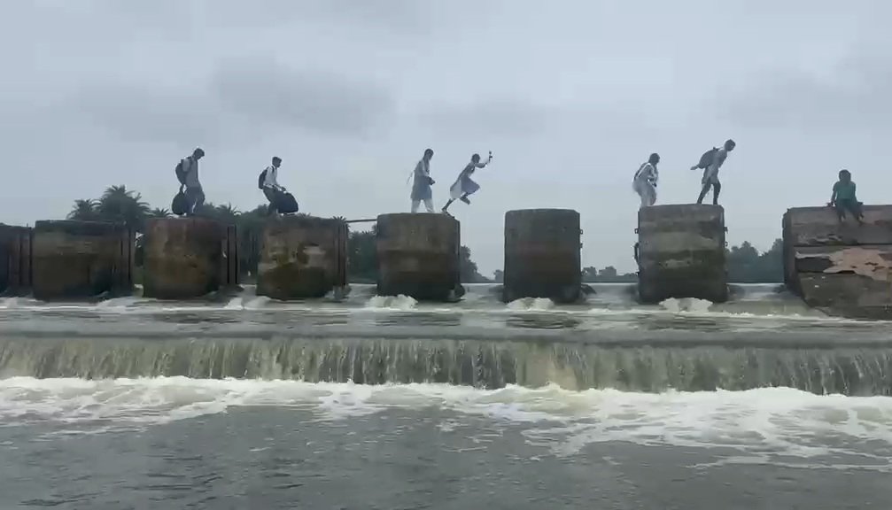 Video Viral: विदिशा में नदी पार कर स्कूल जाते बच्चों का मामला, देखें वीडियो