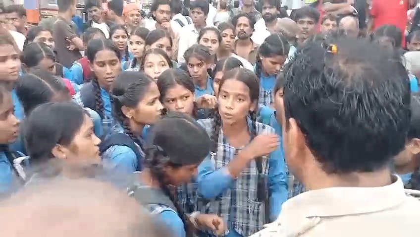 सिरोंज में बस किराया बढ़ोतरी के विरोध में छात्राओं का प्रदर्शन, दिग्विजय सिंह ने कहा- Gen Alpha आ गई है