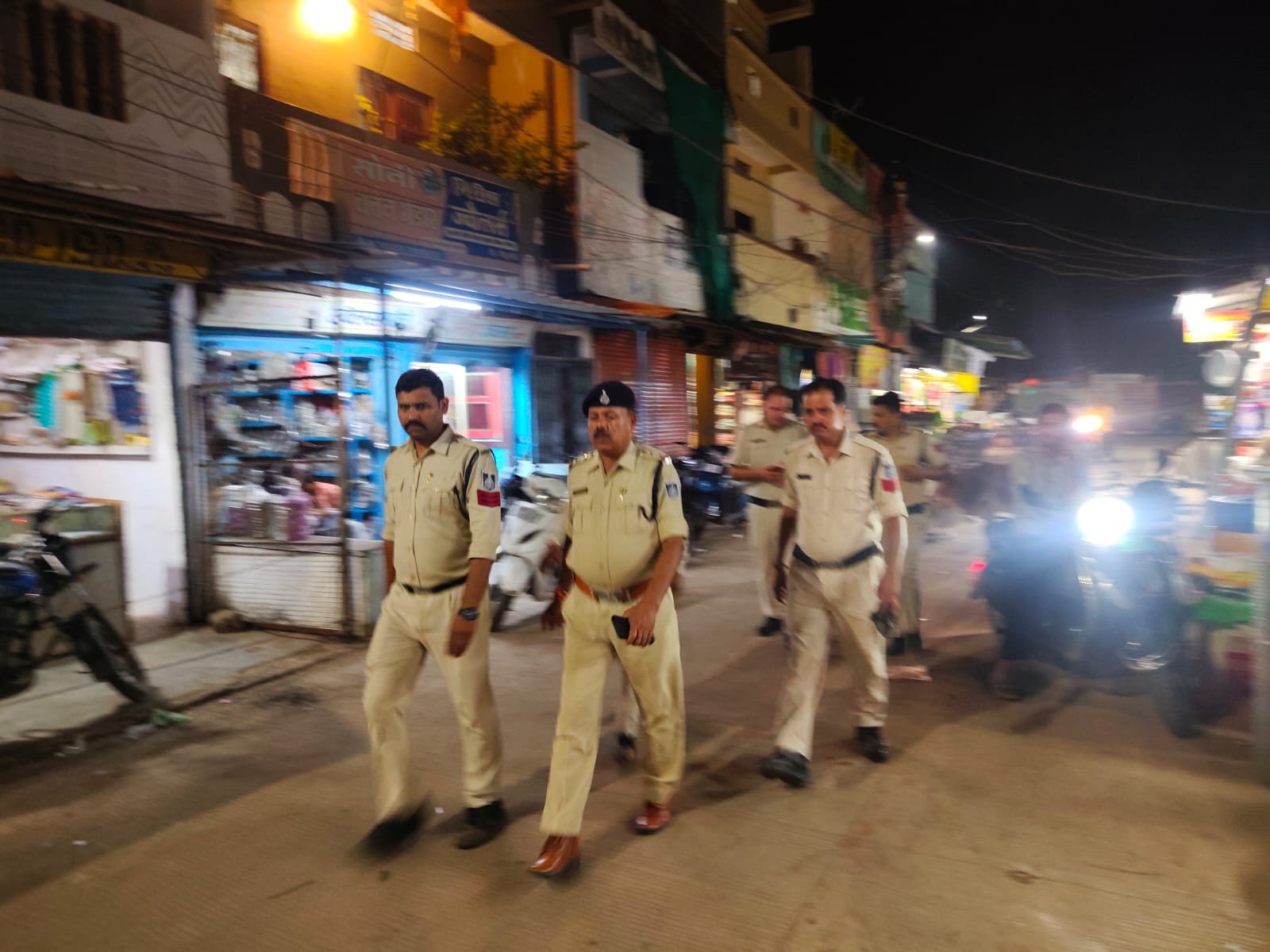 गणेश विसर्जन को लेकर पुलिस ने कसी कमर, शहर में निकाला फ्लैग मार्च