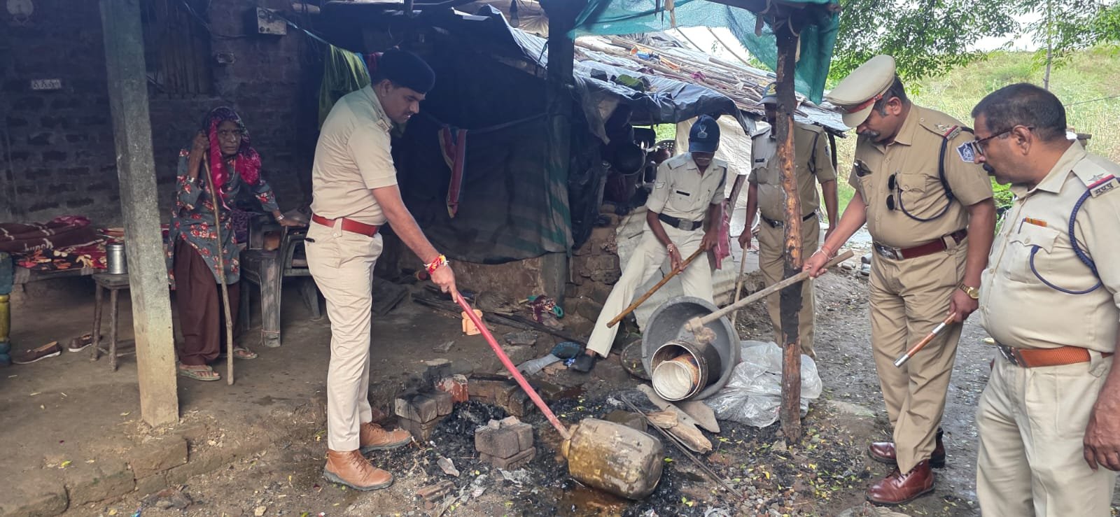 बाड़ी में अवैध शराब के खिलाफ पुलिस का बड़ा एक्शन, 6 हजार लीटर लाहन नष्टसिंधी कैंप में पुलिस की संयुक्त दबिश, आबकारी एक्ट के तहत 10 प्रकरण दर्ज; अवैध शराब कारोबारियों में मचा हड़कंप