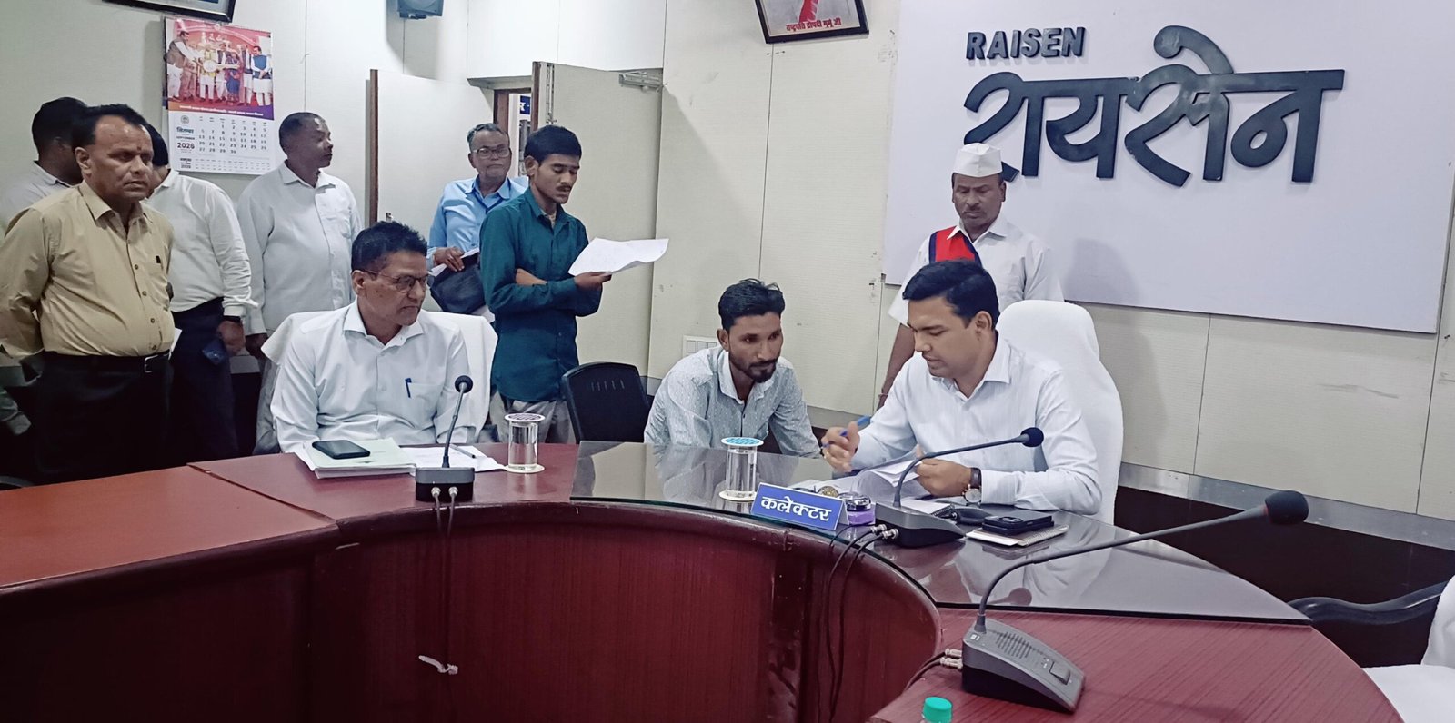 जनसुनवाई में कलेक्टर श्री विश्वकर्मा ने नागरिकों की समस्याओं का किया निराकरण