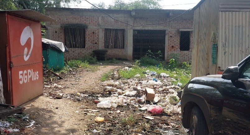 राशि के अभाव में वर्षों से अधूरा पड़ा रैनबसेरालाखों खर्च होने के बाद भी नहीं मिल सका निराश्रितों को आशियाना, अधूरा भवन बना गंदगी का केंद्र