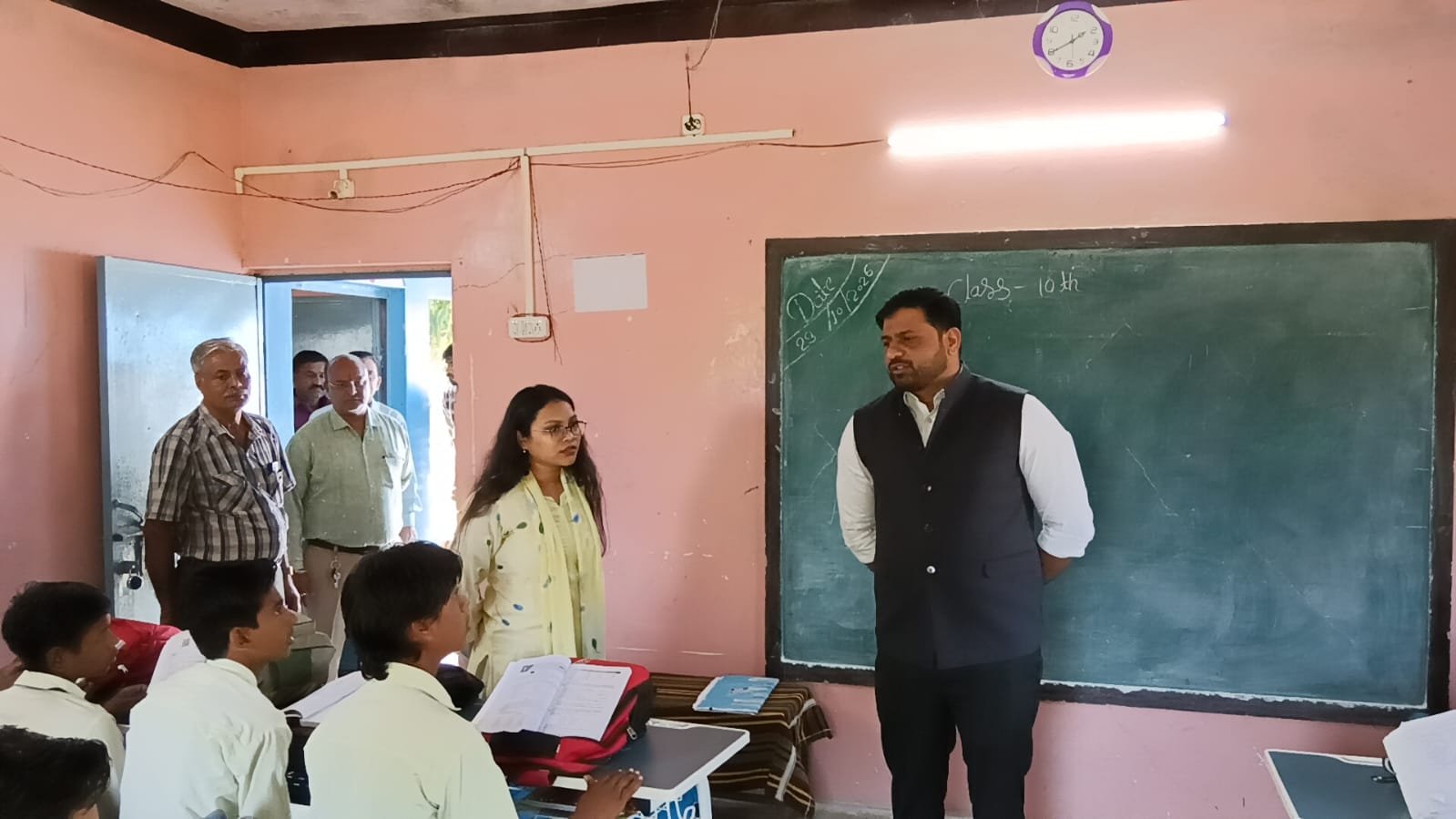 कलेक्टर श्री सिसोनिया ने मरखेड़ा टप्पा में शासकीय विद्यालय का किया निरीक्षणविद्यार्थियों से किया संवाद, साथ बैठकर मध्यान्ह भोजन भी किया