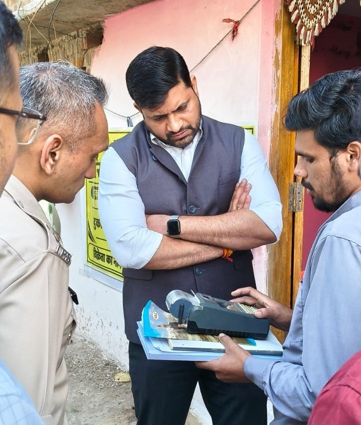 कलेक्टर श्री रोहित सिसोनिया ने मरखेड़ा टप्पा में शासकीय राशन दुकान का किया निरीक्षणपात्र हितग्राहियों को समय पर और गुणवत्तापूर्ण खाद्यान्न उपलब्ध कराने के दिए निर्देश