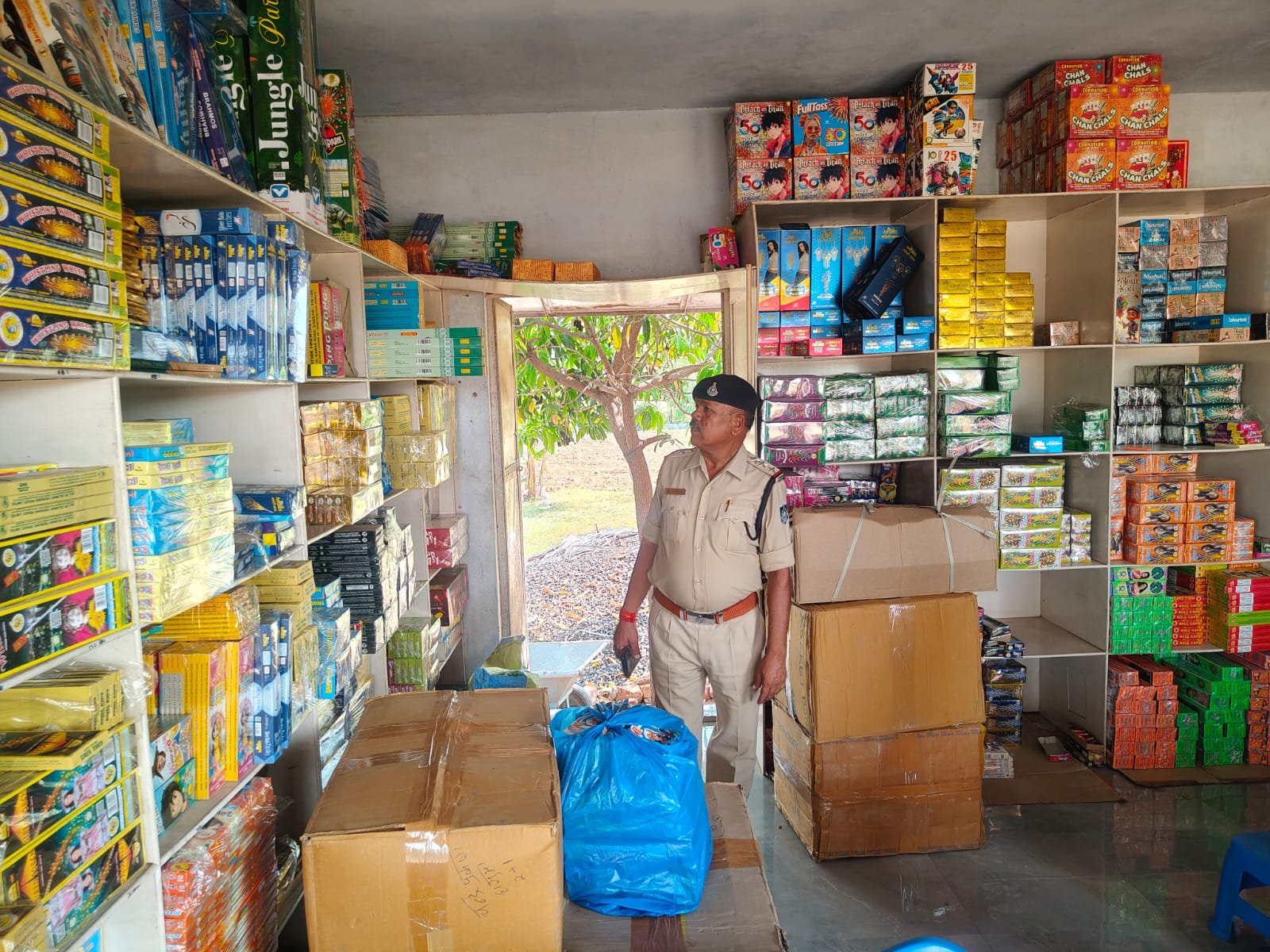 दीपावली से पहले पटाखा दुकानों पर पुलिस की दबिश, सुरक्षा के दिए निर्देशलाइसेंस और पटाखों की जांच, प्रतिबंधित कार्बाइन गन के संबंध में भी की पड़ताल