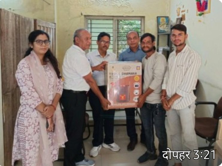 किसानों को बैटरी चलित पंप का वितरणकृषि उपकरणों से खेती को सरल, सुविधाजनक और कम लागत वाला बनाने पर जोर