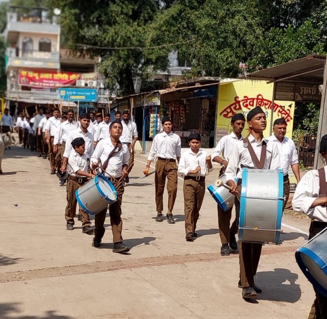 नगर में निकला राष्ट्रीय स्वयंसेवक संघ का पथ संचलनअनुशासित कदमताल के साथ स्वयंसेवकों ने दिया राष्ट्रभक्ति का संदेश, जगह-जगह हुई पुष्पवर्षा